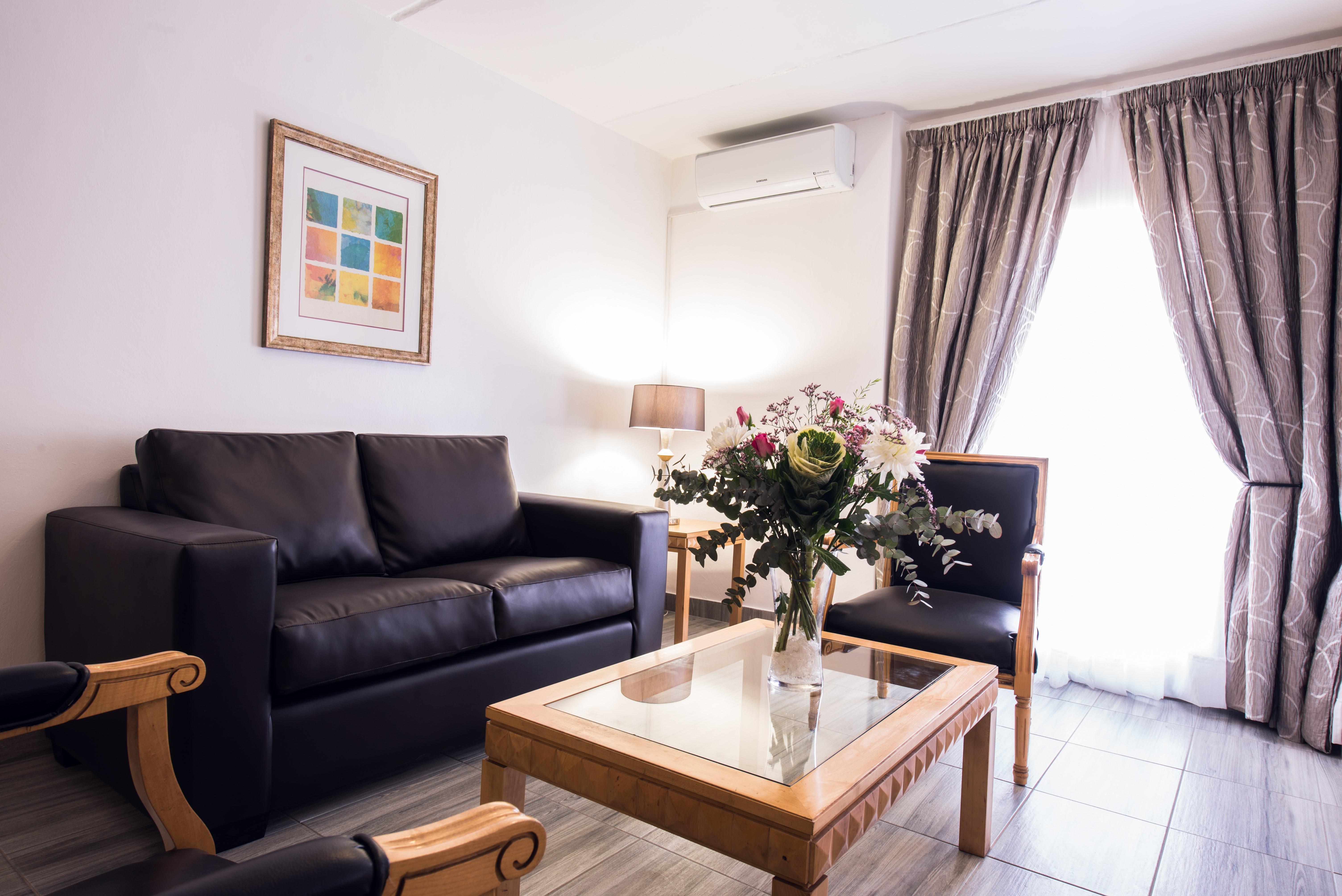 Airport Inn And Suites Эденвейл Экстерьер фото