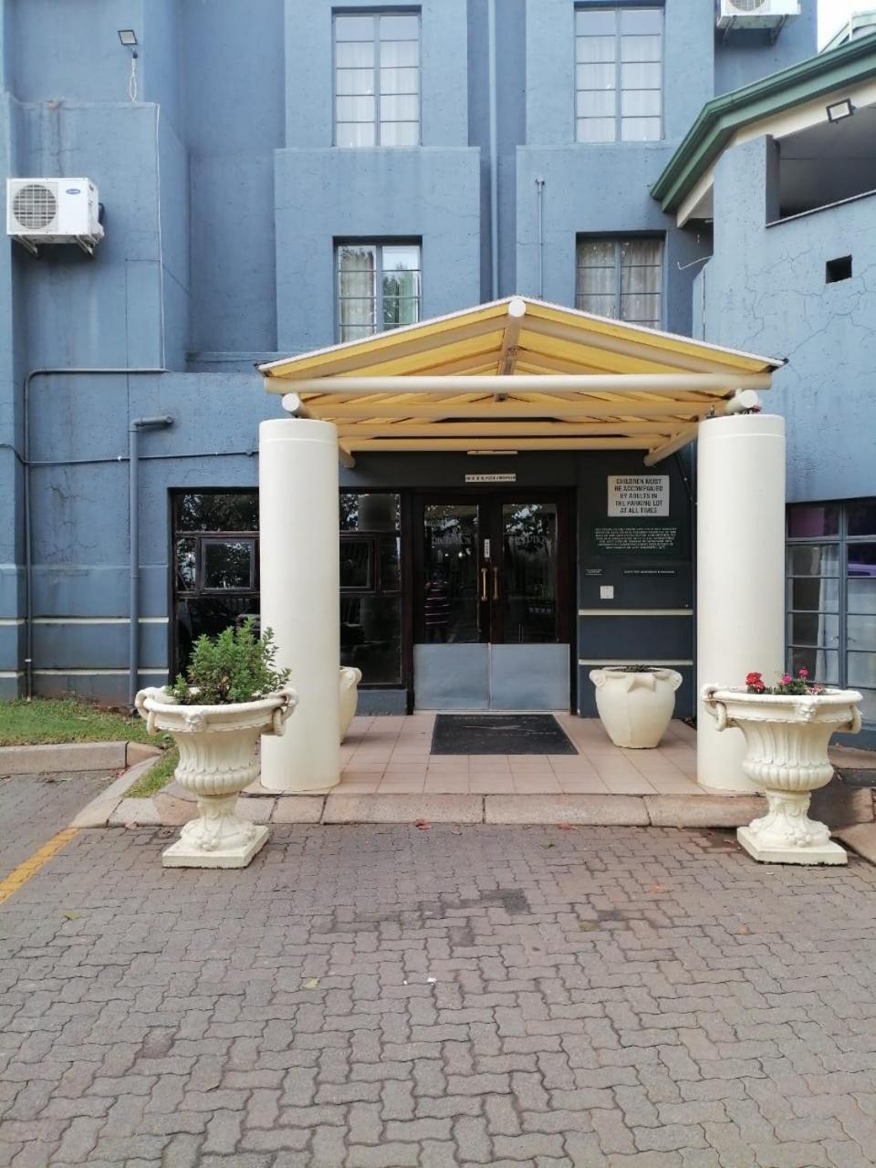 Airport Inn And Suites Эденвейл Экстерьер фото