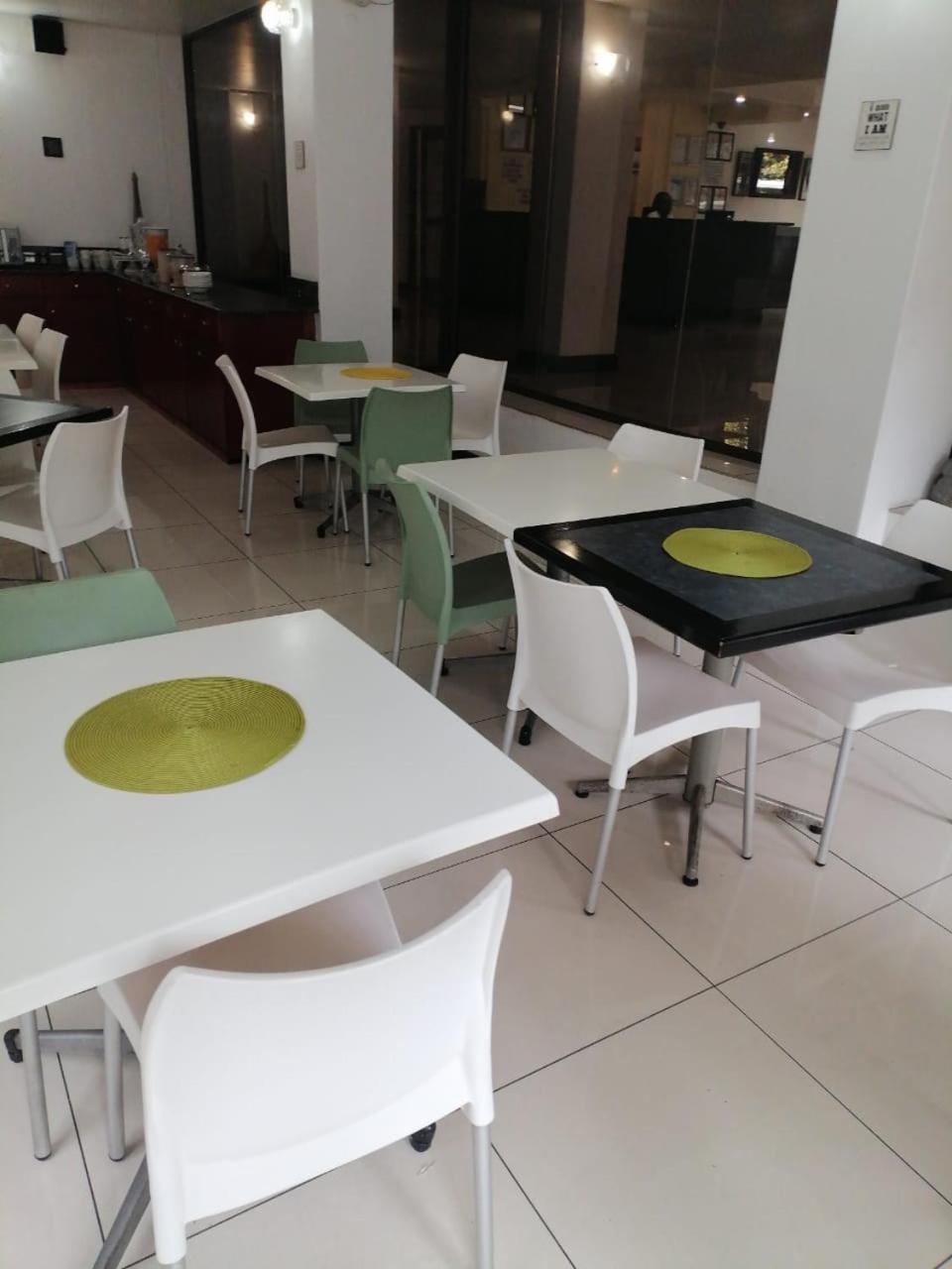 Airport Inn And Suites Эденвейл Экстерьер фото