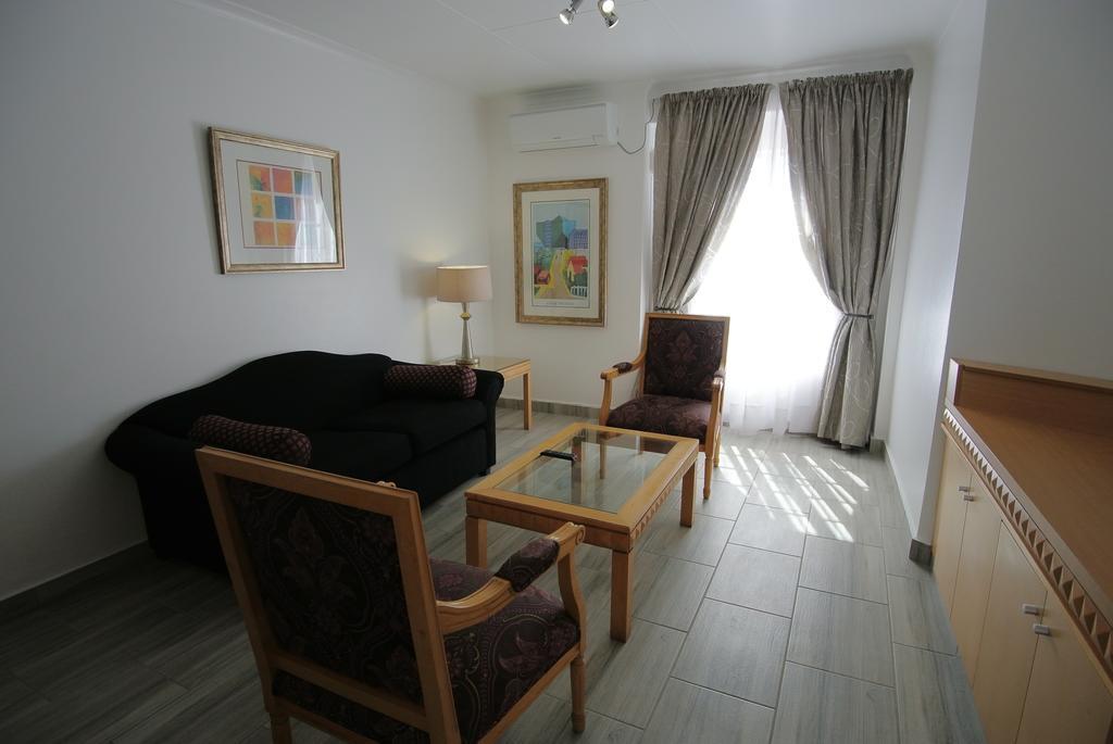 Airport Inn And Suites Эденвейл Экстерьер фото
